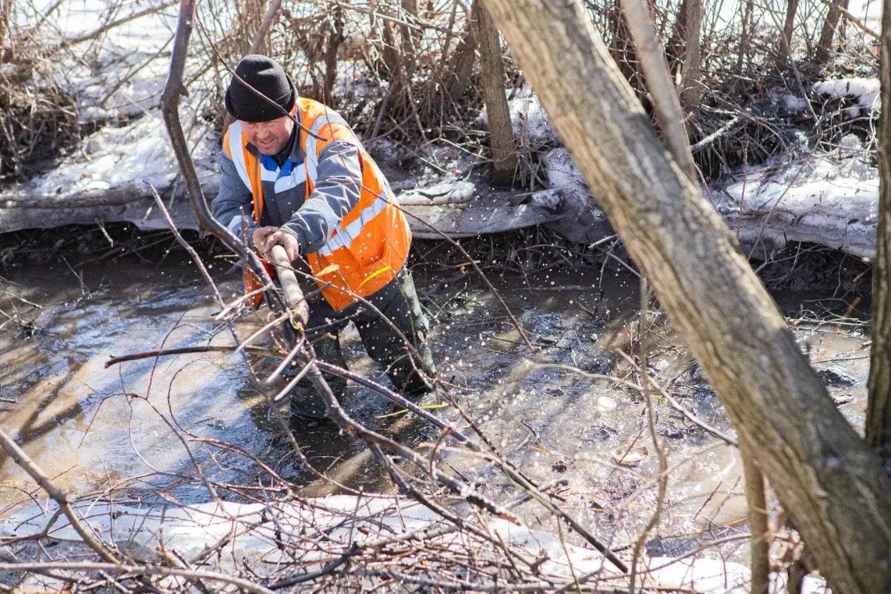 «Убрали плавуна»: в Курске проводят противопаводковые мероприятия