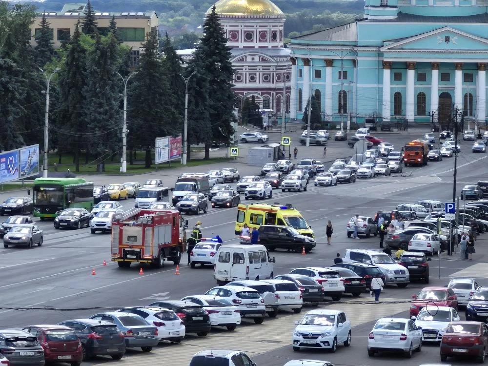 В центре Курска 22-летний мотоциклист без прав попал в аварию с автомобилем