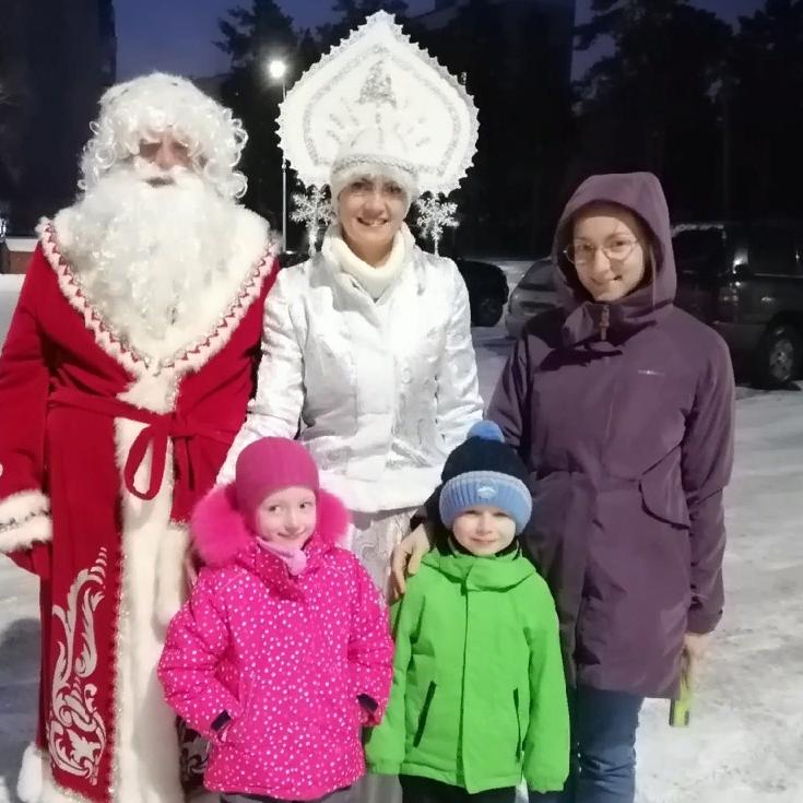 «Уличный Дед Мороз» радует детей на улицах Курска