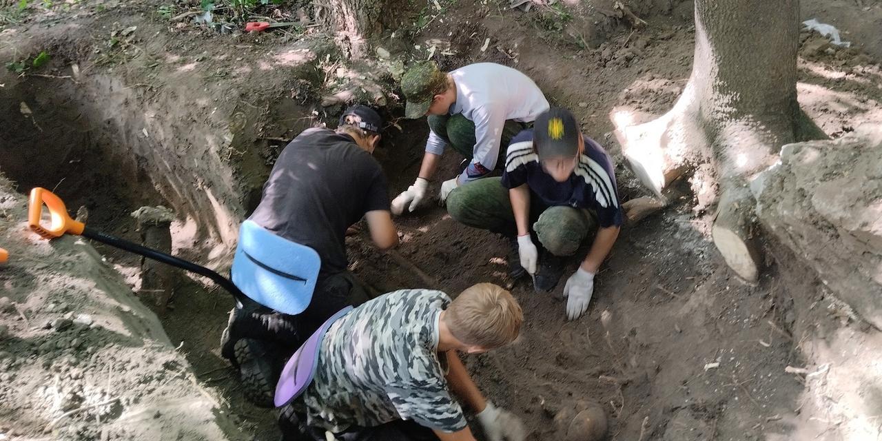 В Знаменской роще Курска поисковики обнаружили останки уже 93 мирных жителей