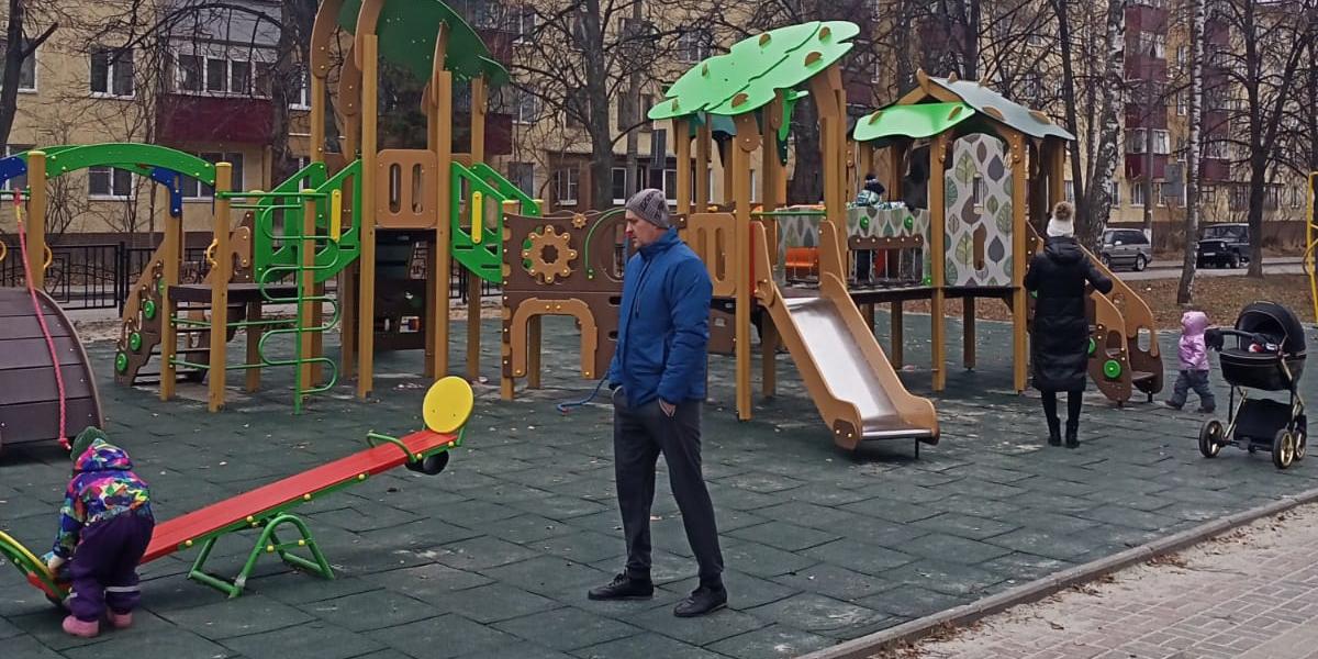 В Курске на Комарова установили вторую из подаренных Тульским губернатором детских площадок