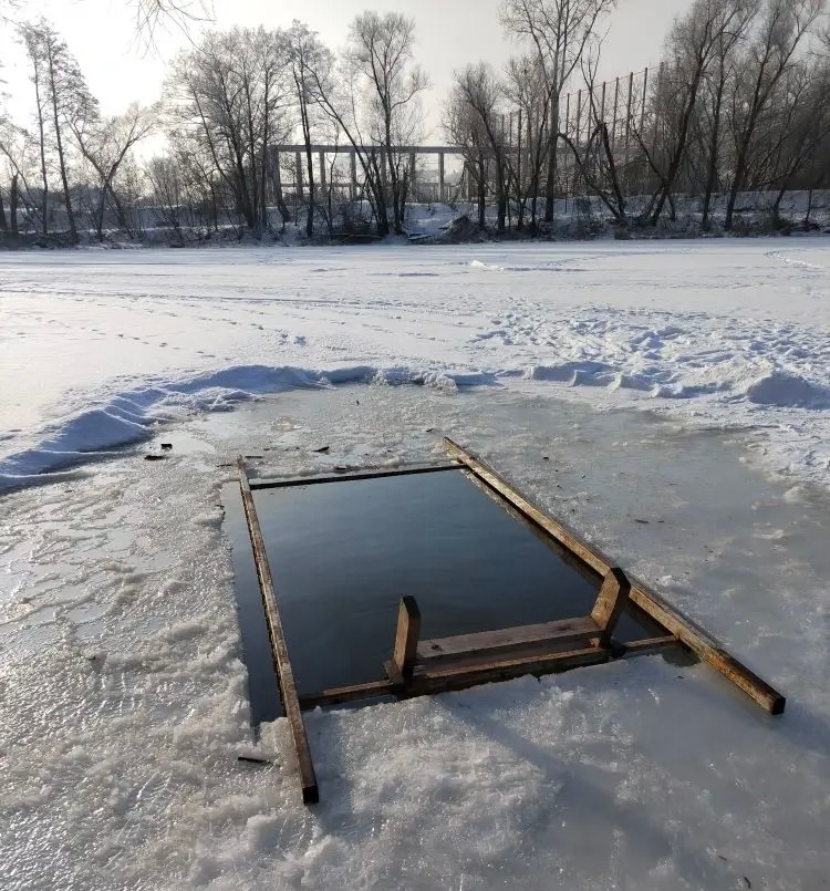 Глава Курска Евгений Маслов напомнил курянам правила безопасности при погружении в прорубь