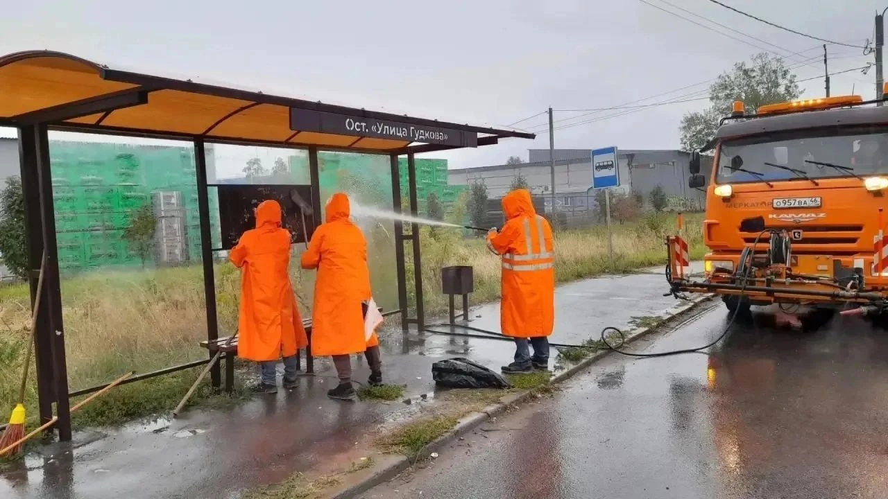 В Курске убирают улицы от незаконной рекламы
