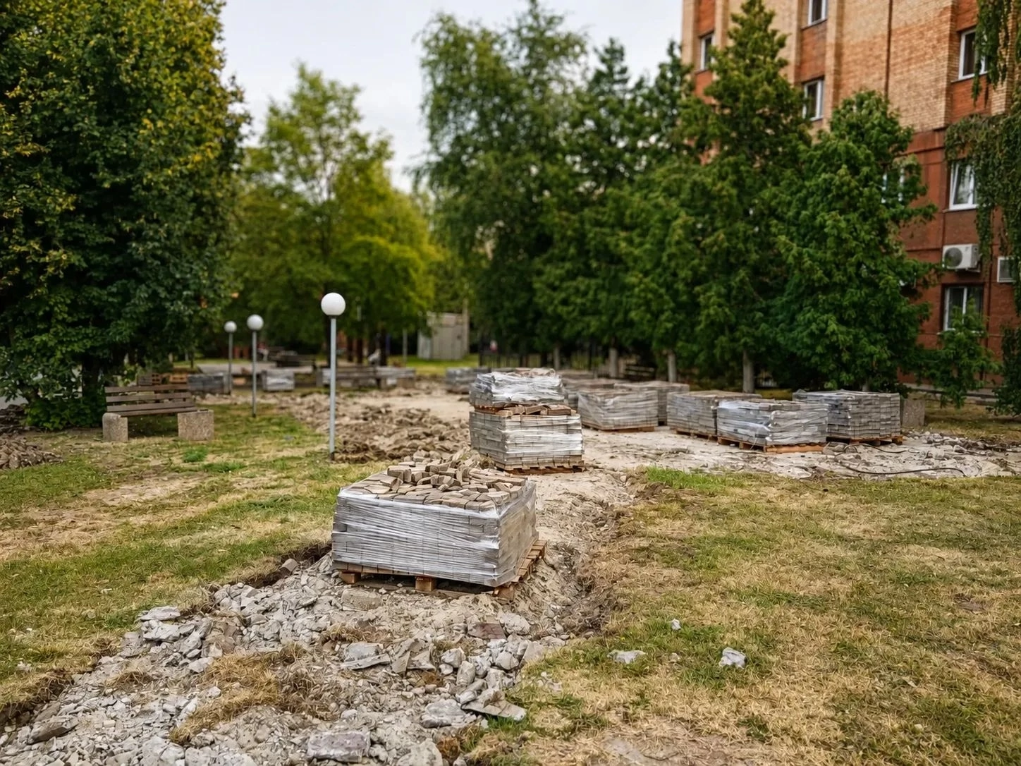 В Курске приступили к благоустройству сквера студенческих отрядов