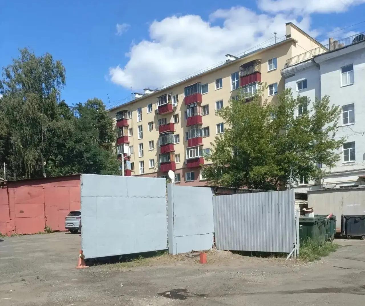 В Курске привели в порядок мусорный контейнер и убрали надписи на ограждении
