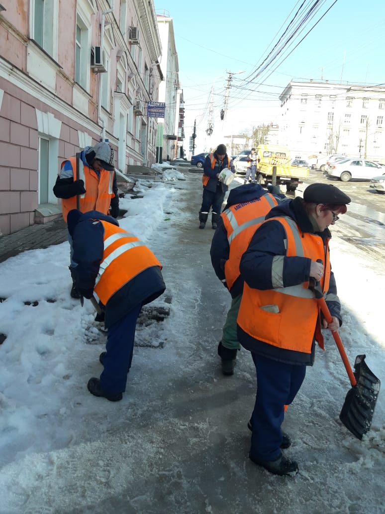 В Курске улицу Дзержинского очищают ото льда