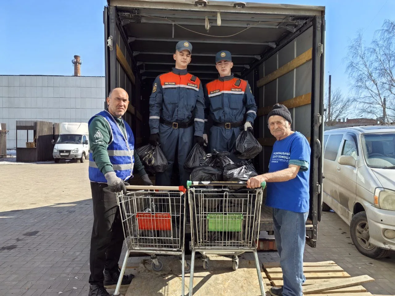 Волонтёры со всей страны продолжают помогать жителям курского приграничья