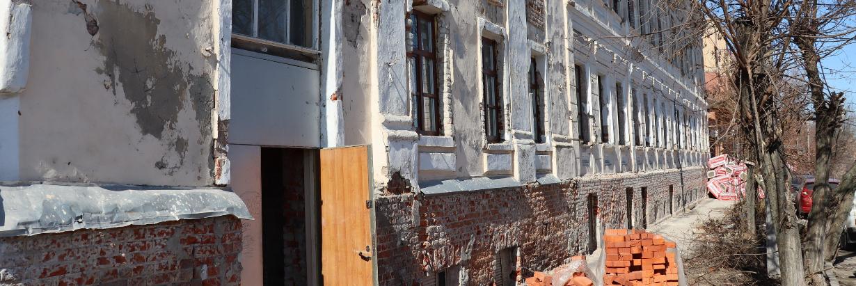 В Курске ремонтируют здание на улице Серафима Саровского