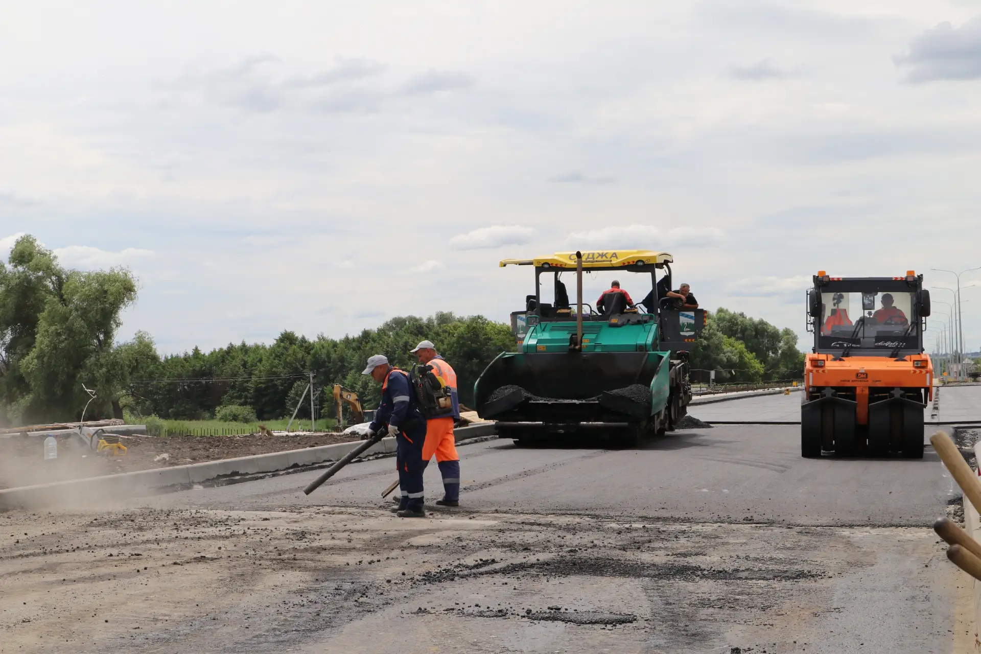 В Курске на проспекте Булатова завершается строительство моста и автодороги