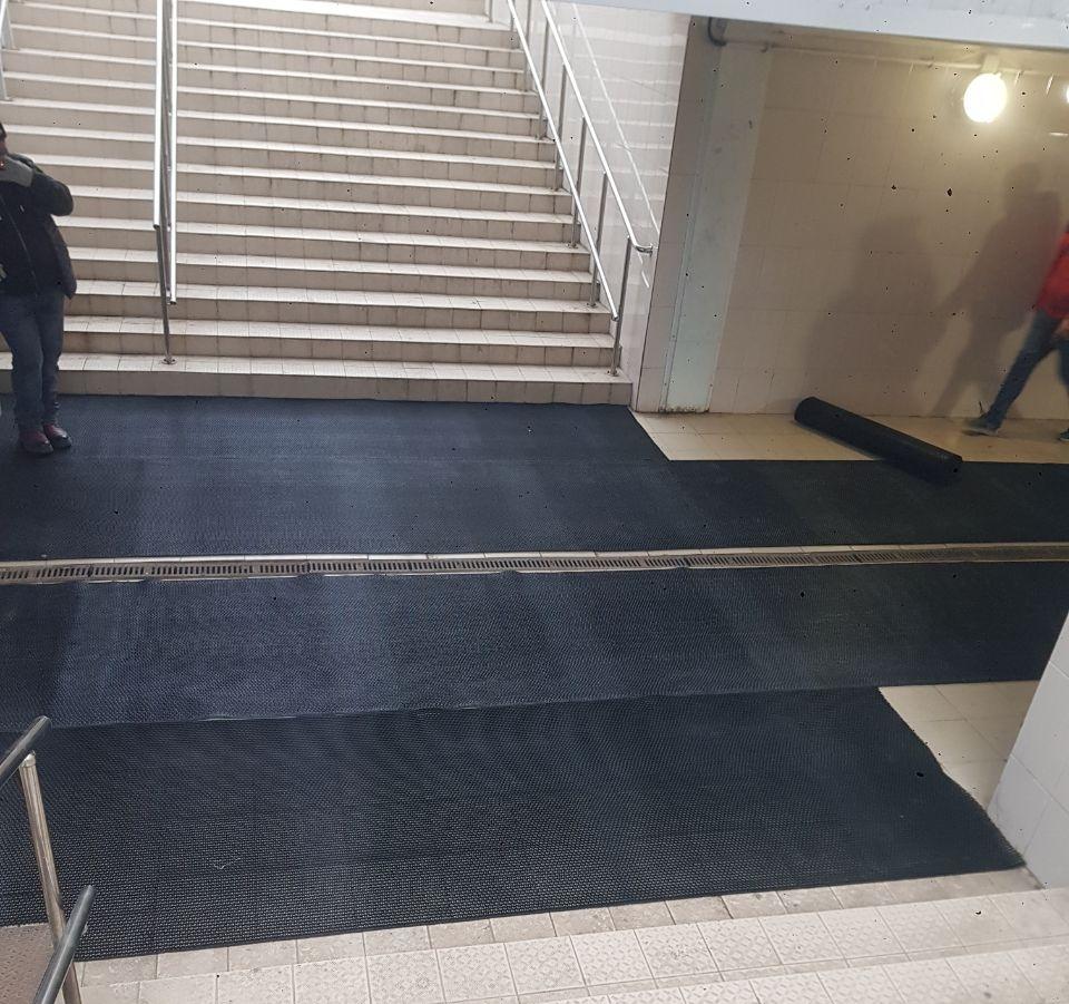 По просьбе курян в подземном переходе на Плевицкой сделали резиновое покрытие