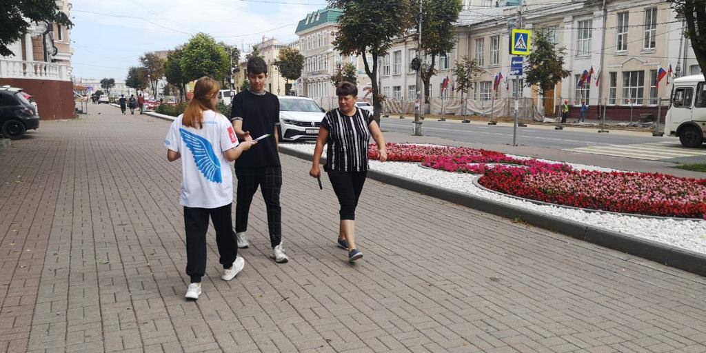 Волонтеры Курска раздают просветительские буклеты о контрактной службе в армии
