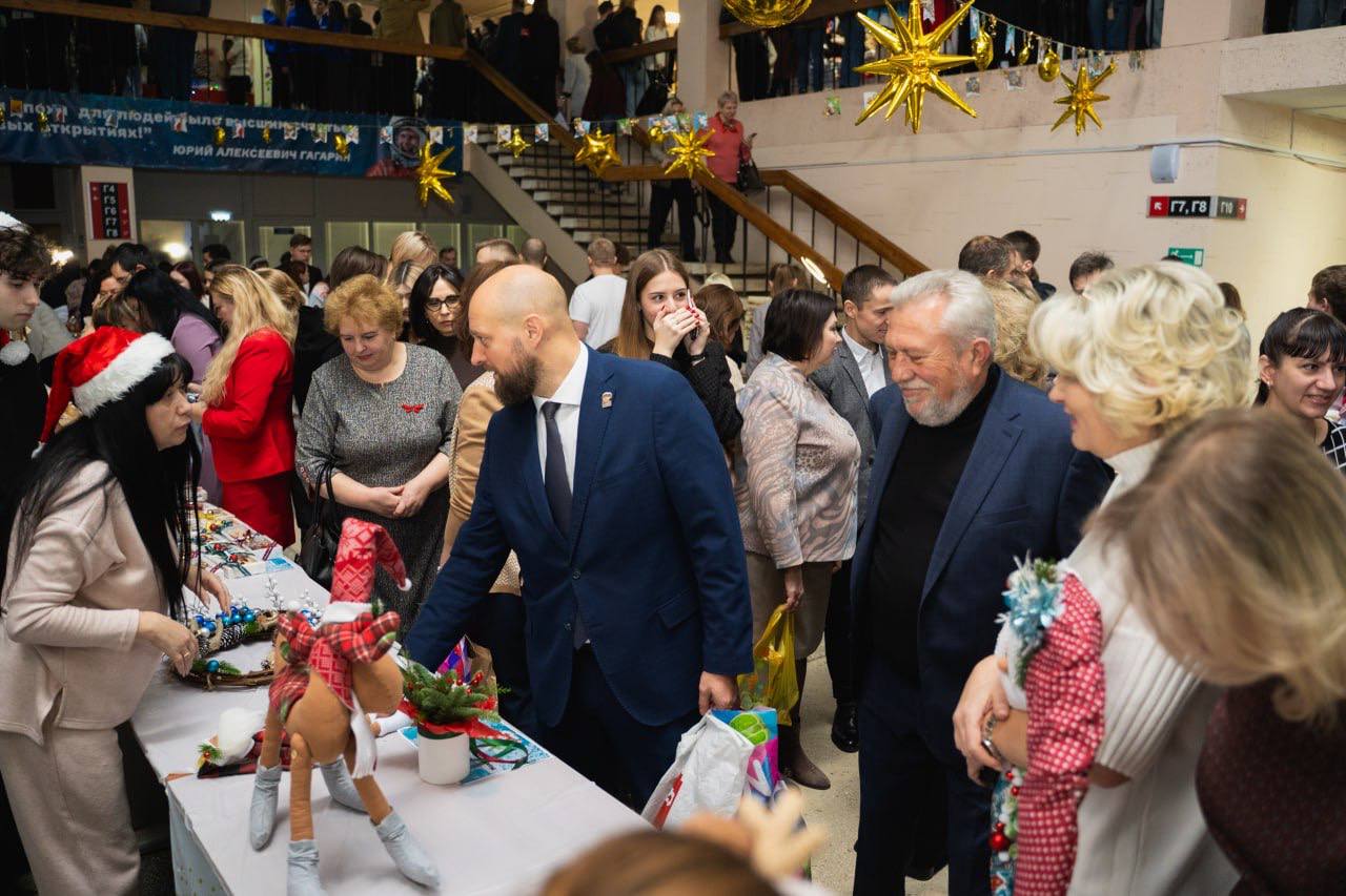 Глава Курска приобрел сувениры на благотворительной ярмарке в ЮЗГУ