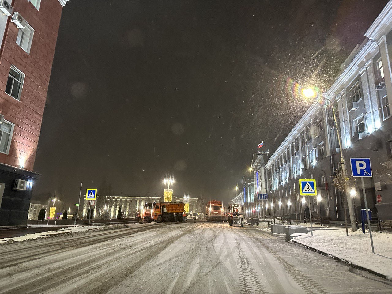 С полуночи Курск очищают от снега 28 дорожных машин и 18 единиц техники