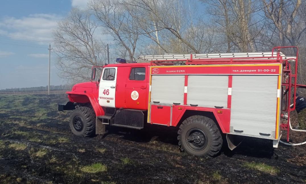 В Курской области пожарные потушили горение сухой травы и спасли жилой дом