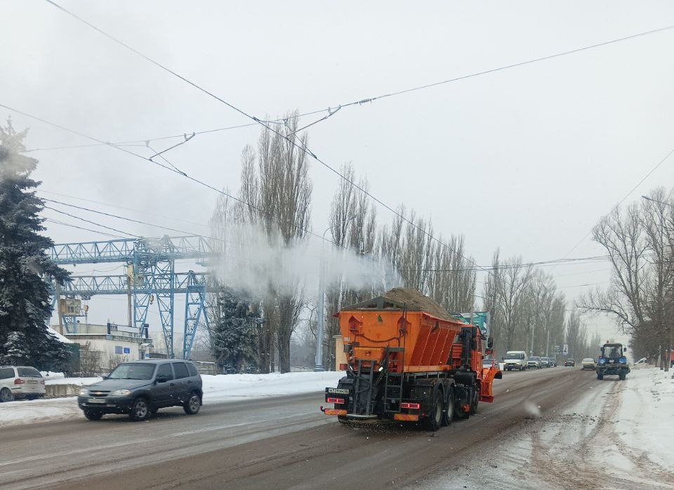 Дороги и тротуары Курска убирают 70 человек и 61 машина