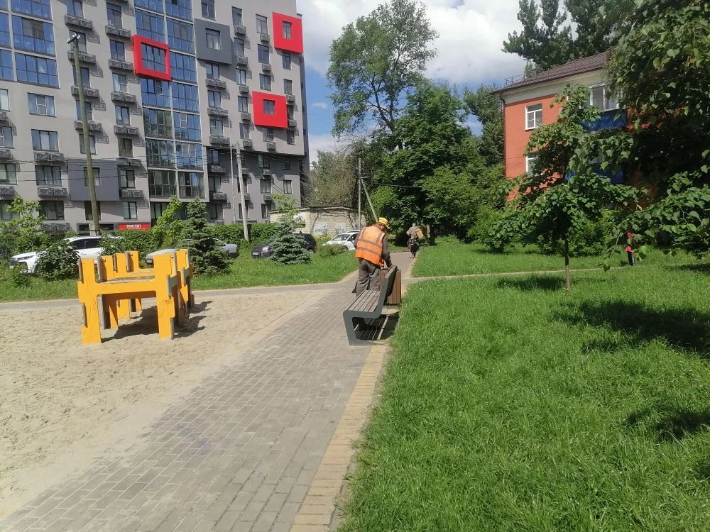 В Курске 30 человек убирают мусор в парках и скверах