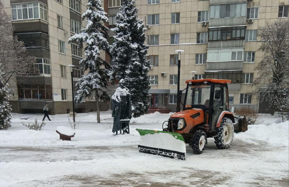Парки и скверы Курска убирают вручную и с помощью техники