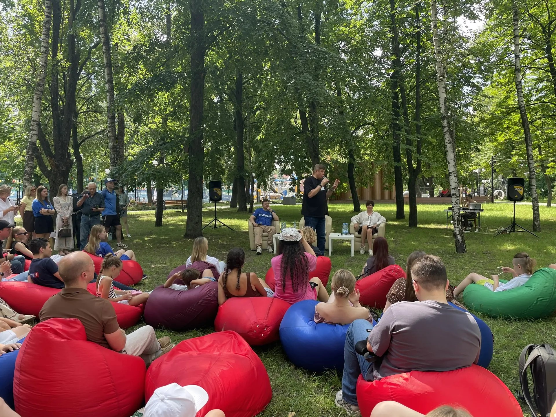 В Парке пионеров курские спортивные журналисты беседуют с Дмитрием Губерниевым