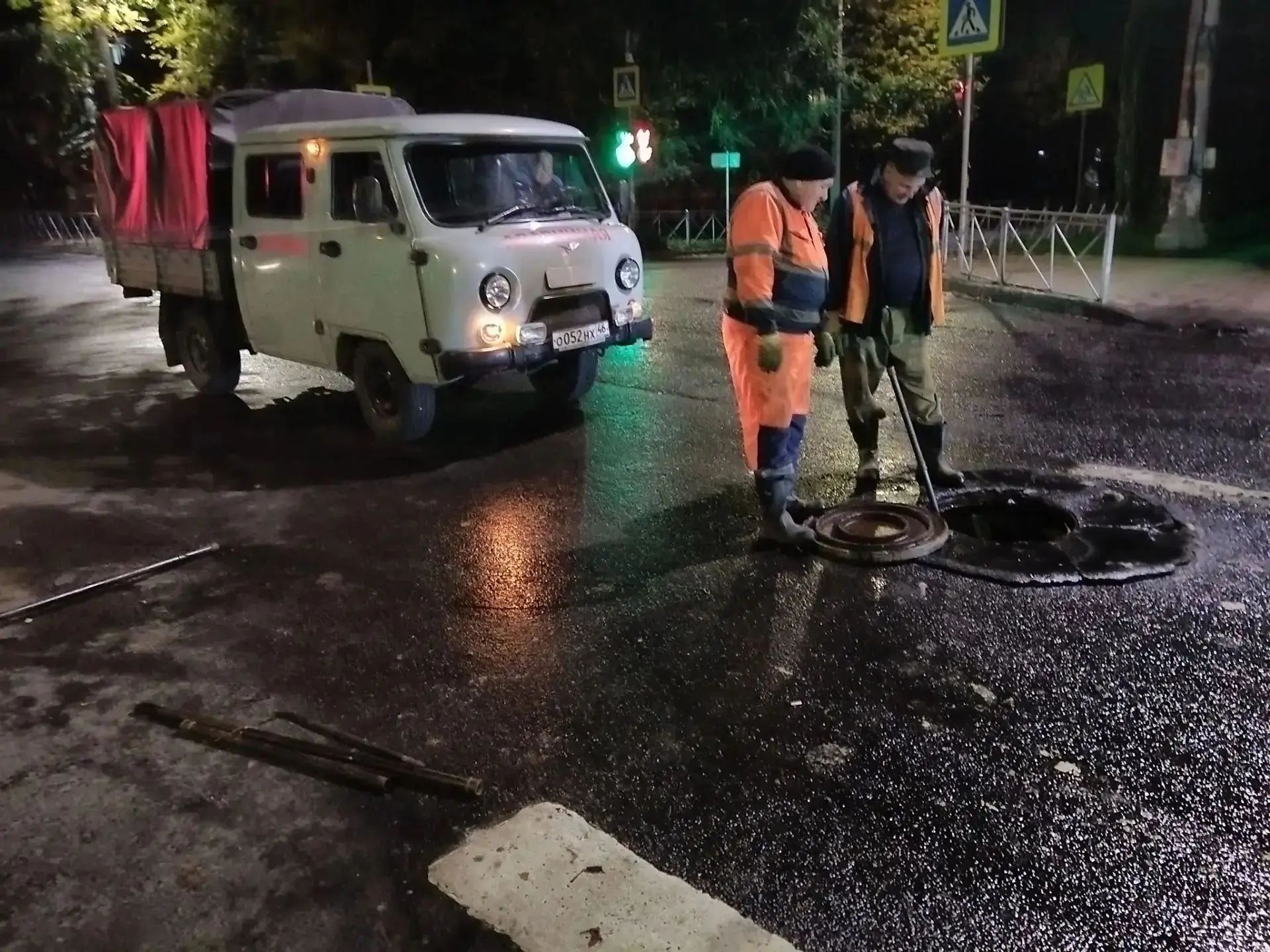 На улице Дейнеки в Курске устраняют засор на коллекторе