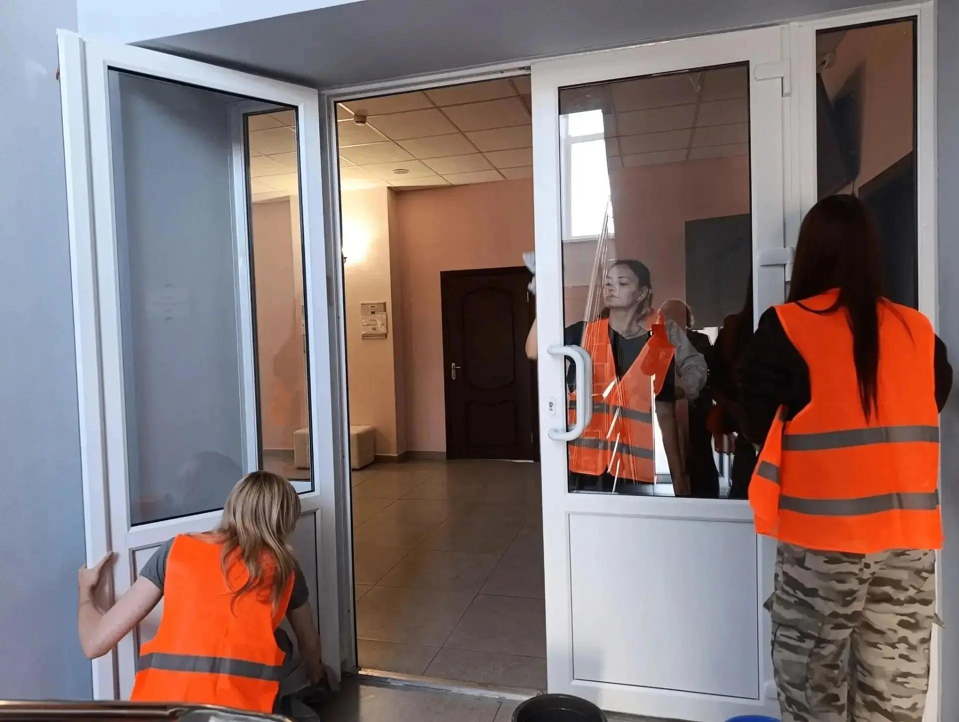 На летних каникулах 170 юных курян работают в трудовых бригадах городских школ