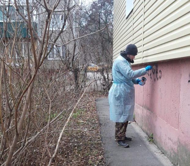 На улицах Комарова и Дейнеки куряне закрасили более 200 надписей с наркорекламой