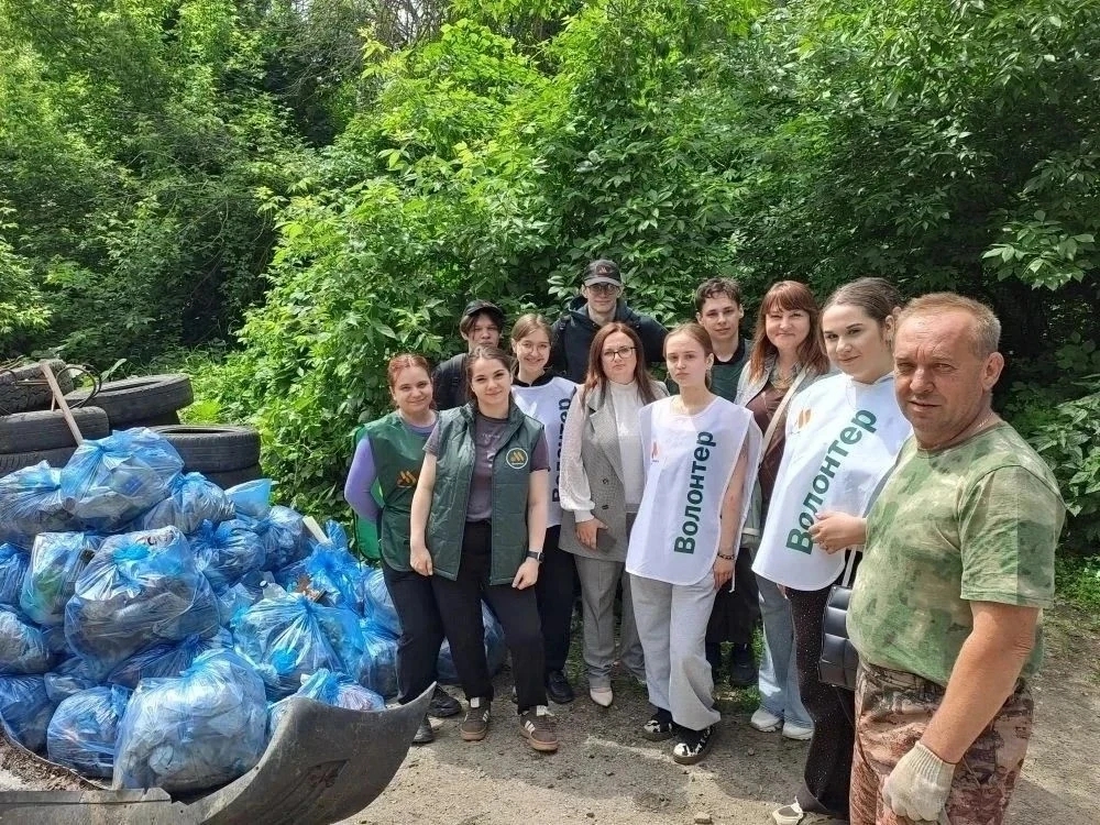 В Курске во время санитарной пятницы собрали 3,5 кубометров мусора 