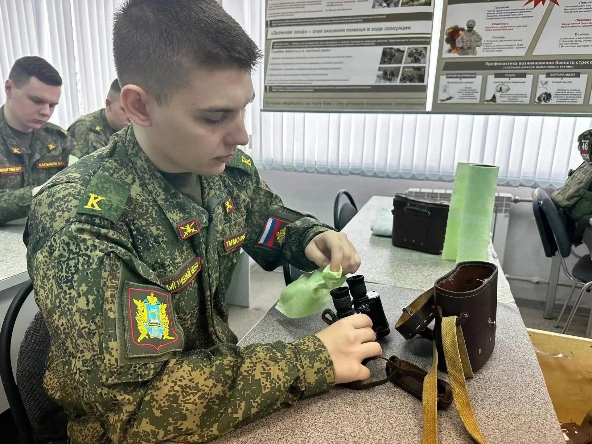 Курские  обучающиеся  военного учебного центра ЮЗГУ  ремонтируют  полевую оптику для бойцов СВО